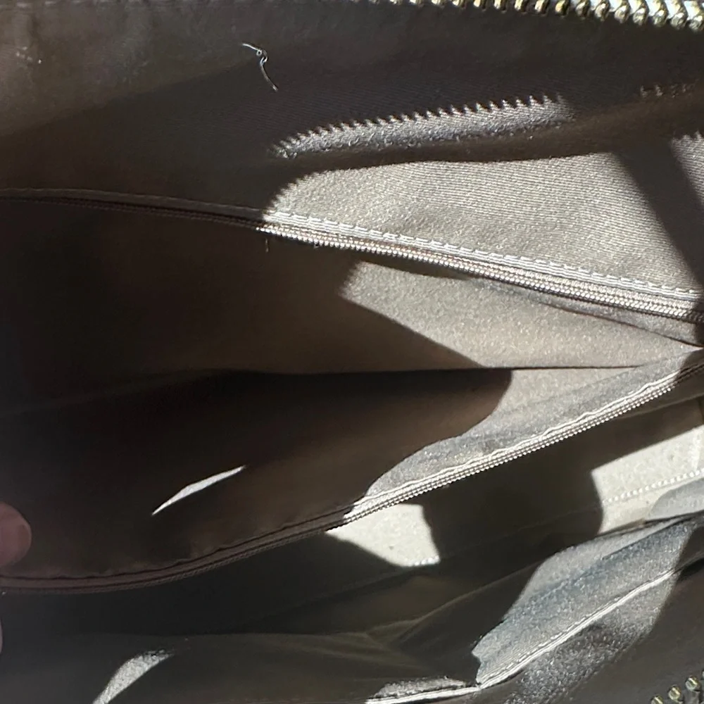 Coach Outlet Gallery Tote Bag in Ivory Chalk - Picture 4 of 12